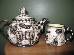 Front view of crow teapot and mug